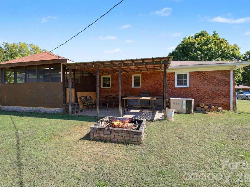 160 Chamblee Drive, Salisbury, NC 28147.  MLS# CAR4431373, YatesRealty ID 55693. 