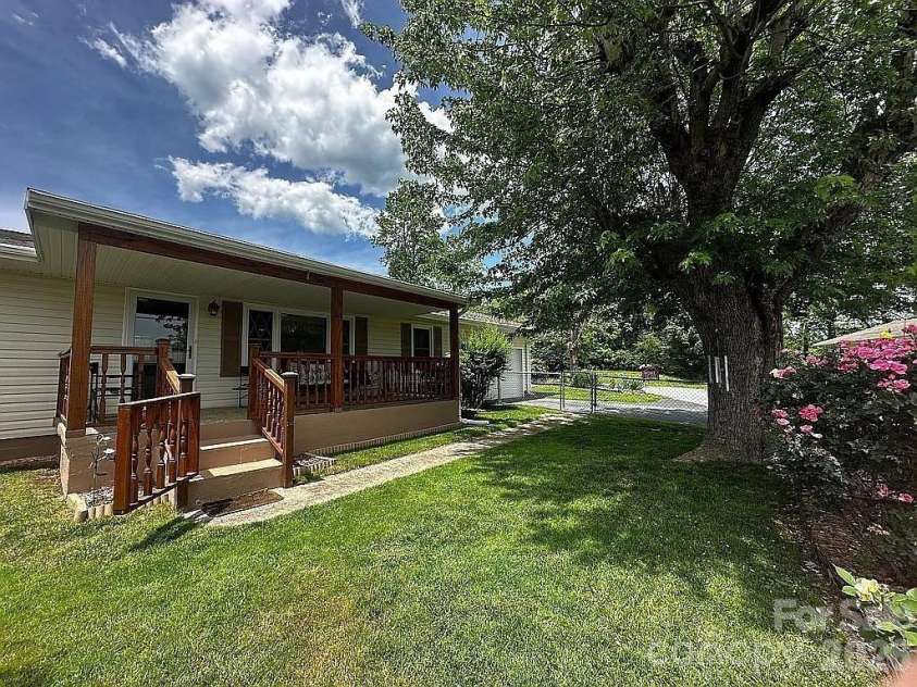 34 Sunset Drive, Brevard, NC 28712.  MLS# CAR4358442, YatesRealty ID 5570. Beautiful Yard