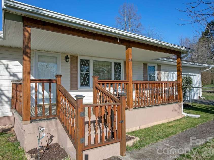 34 Sunset Drive, Brevard, NC 28712.  MLS# CAR4358442, YatesRealty ID 5570. Easy Access