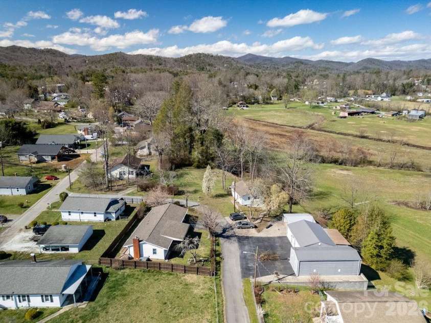 34 Sunset Drive, Brevard, NC 28712.  MLS# CAR4358442, YatesRealty ID 5570. Great Location