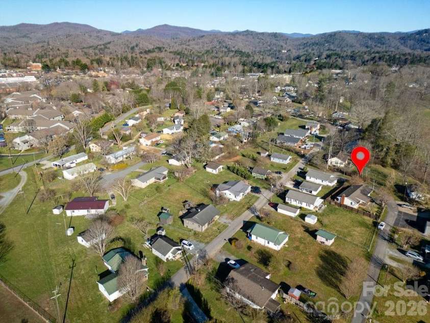 34 Sunset Drive, Brevard, NC 28712.  MLS# CAR4358442, YatesRealty ID 5570. Great Neighborhood