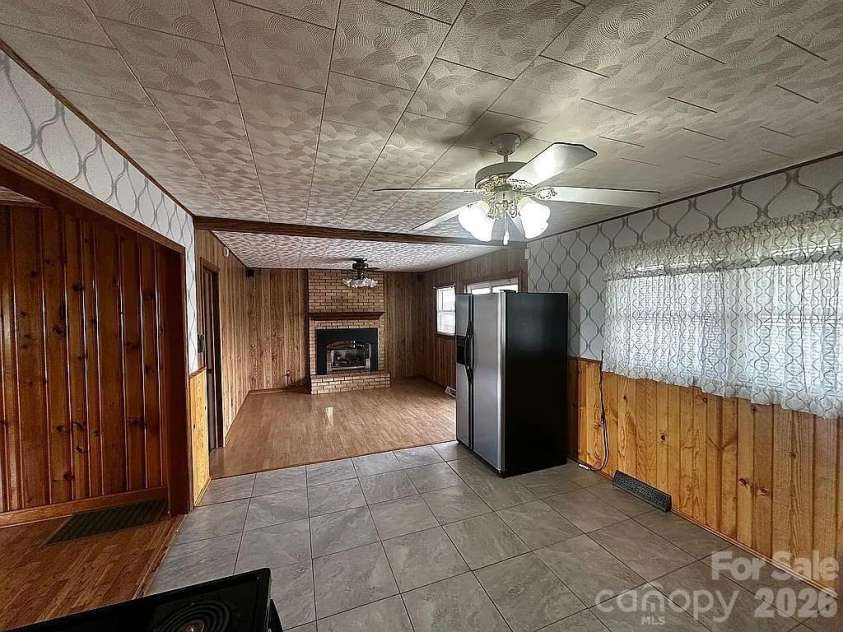 34 Sunset Drive, Brevard, NC 28712.  MLS# CAR4358442, YatesRealty ID 5570. Large Kitchen