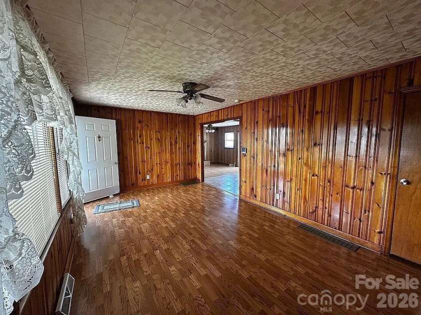 34 Sunset Drive, Brevard, NC 28712.  MLS# CAR4358442, YatesRealty ID 5570. Living Room