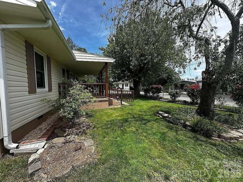 34 Sunset Drive, Brevard, NC 28712.  MLS# CAR4358442, YatesRealty ID 5570. Nice Landscaping
