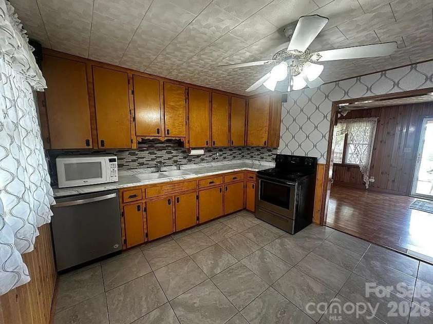 34 Sunset Drive, Brevard, NC 28712.  MLS# CAR4358442, YatesRealty ID 5570. Spacious Kitchen
