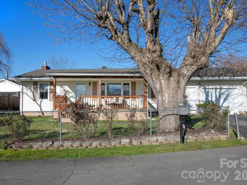 34 Sunset Drive, Brevard, NC 28712.  MLS# CAR4358442, YatesRealty ID 5570. Well Kept Home