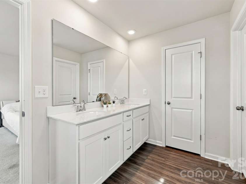 12732 Wandering Brook Drive, Charlotte, NC 28273.  MLS# CAR4430783, YatesRealty ID 55700. Master Bath
