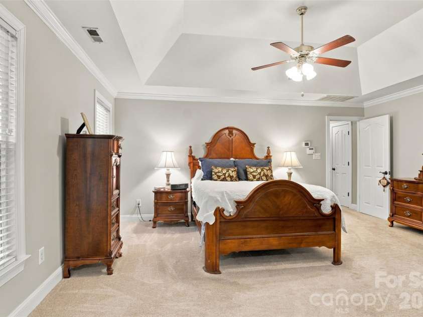 3564 Weddington Oaks Drive, Matthews, NC 28104.  MLS# CAR4430938, YatesRealty ID 55702. Large primary suite