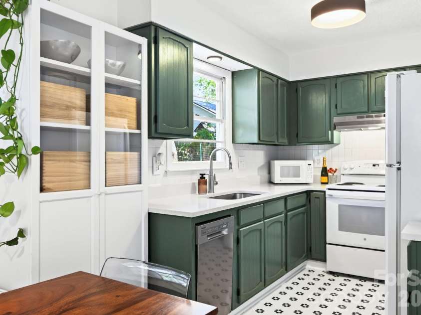 49 Harris Avenue, Asheville, NC 28806.  MLS# CAR4431088, YatesRealty ID 55703. 