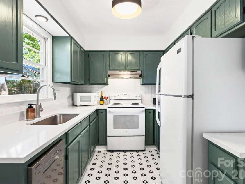 49 Harris Avenue, Asheville, NC 28806.  MLS# CAR4431088, YatesRealty ID 55703. 