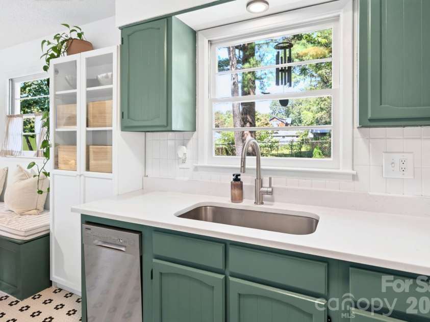 49 Harris Avenue, Asheville, NC 28806.  MLS# CAR4431088, YatesRealty ID 55703. 