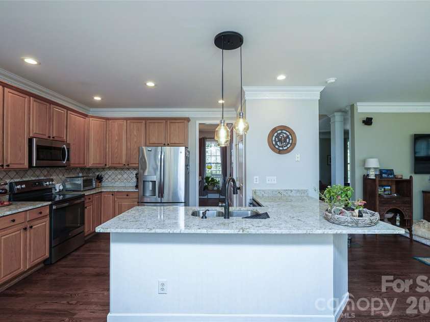 8120 Glamorgan Lane, Matthews, NC 28104.  MLS# CAR4430741, YatesRealty ID 55705. Open Kitchen w Granite Counters