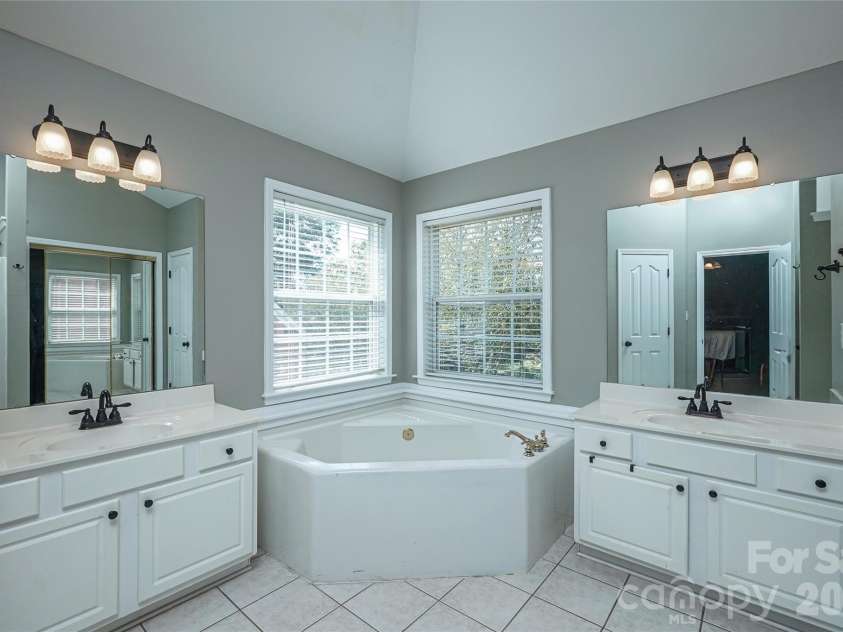 8120 Glamorgan Lane, Matthews, NC 28104.  MLS# CAR4430741, YatesRealty ID 55705. Primary Bath