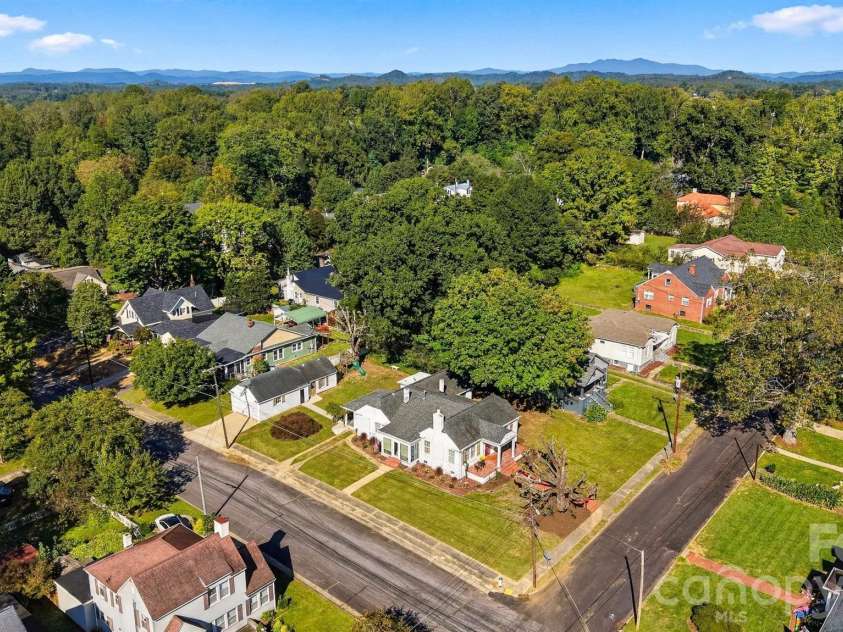 416 Kentwood Street, Lenoir, NC 28645.  MLS# CAR4430589, YatesRealty ID 55711. 