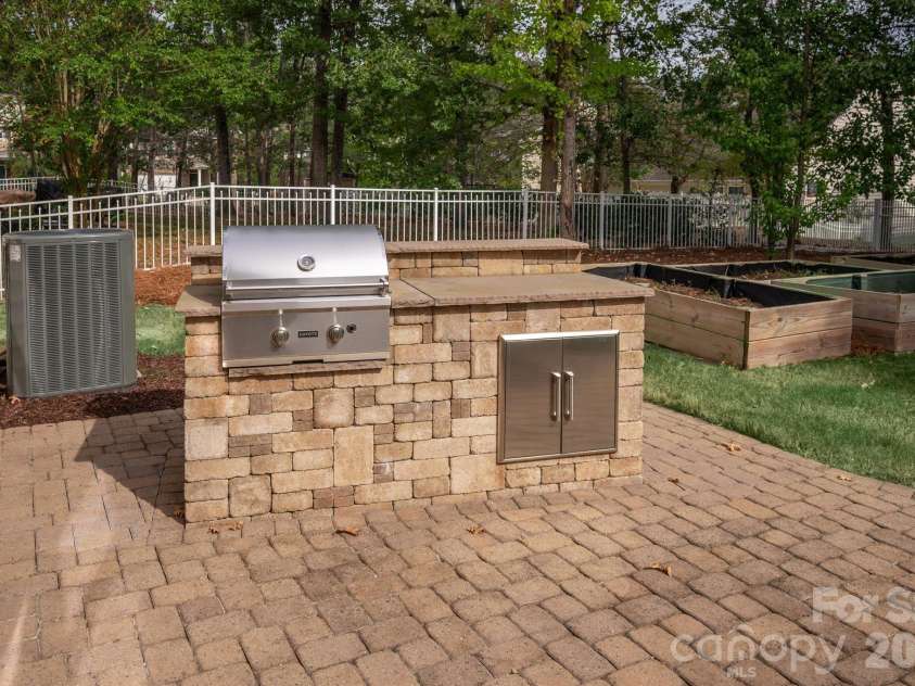 2712 Lawson Drive, Waxhaw, NC 28173.  MLS# CAR4430224, YatesRealty ID 55714. Built in Grill