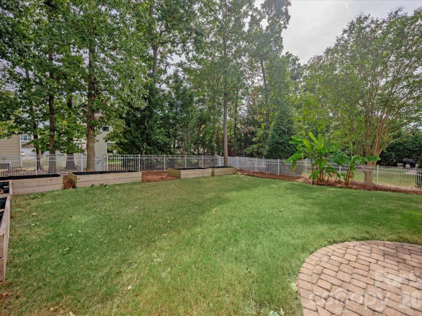 2712 Lawson Drive, Waxhaw, NC 28173.  MLS# CAR4430224, YatesRealty ID 55714. Gardening Beds