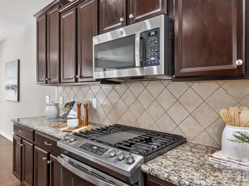 2712 Lawson Drive, Waxhaw, NC 28173.  MLS# CAR4430224, YatesRealty ID 55714. Gas Range