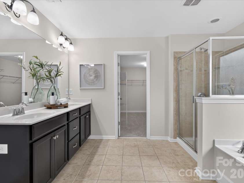 2712 Lawson Drive, Waxhaw, NC 28173.  MLS# CAR4430224, YatesRealty ID 55714. Primary Bathroom with Separate Bath & Shower