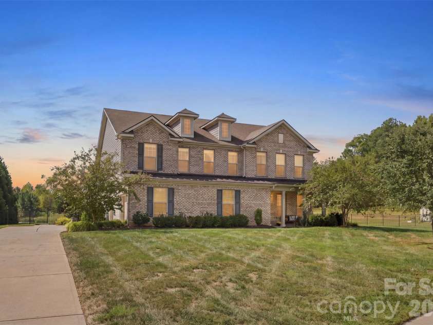 110 Kenna Court, Matthews, NC 28104.  MLS# CAR4429916, YatesRealty ID 55718. 