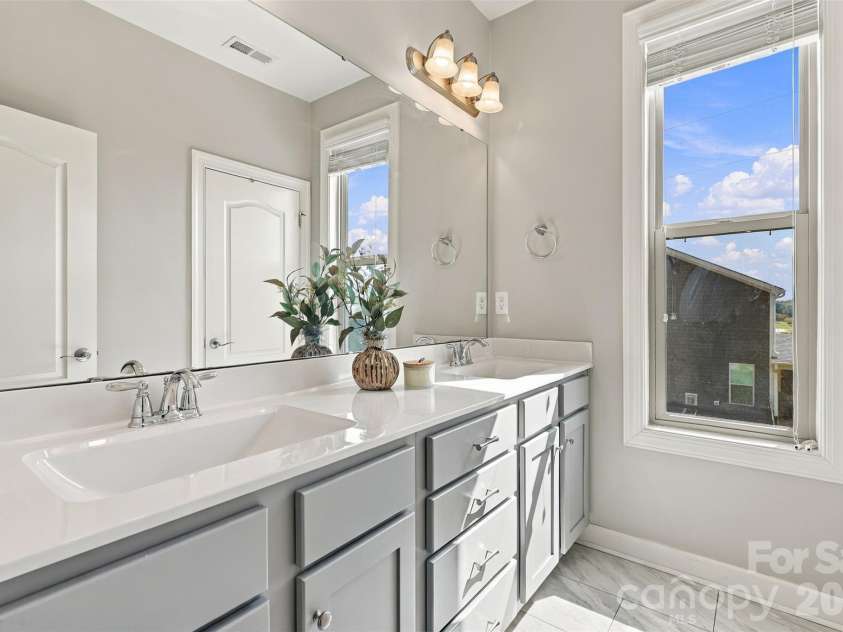 110 Kenna Court, Matthews, NC 28104.  MLS# CAR4429916, YatesRealty ID 55718. 