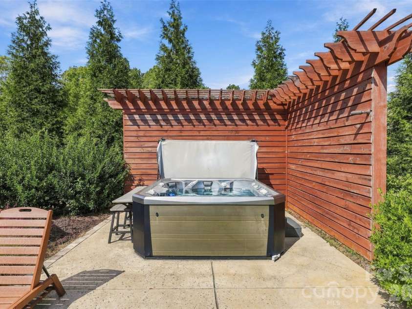 110 Kenna Court, Matthews, NC 28104.  MLS# CAR4429916, YatesRealty ID 55718. 