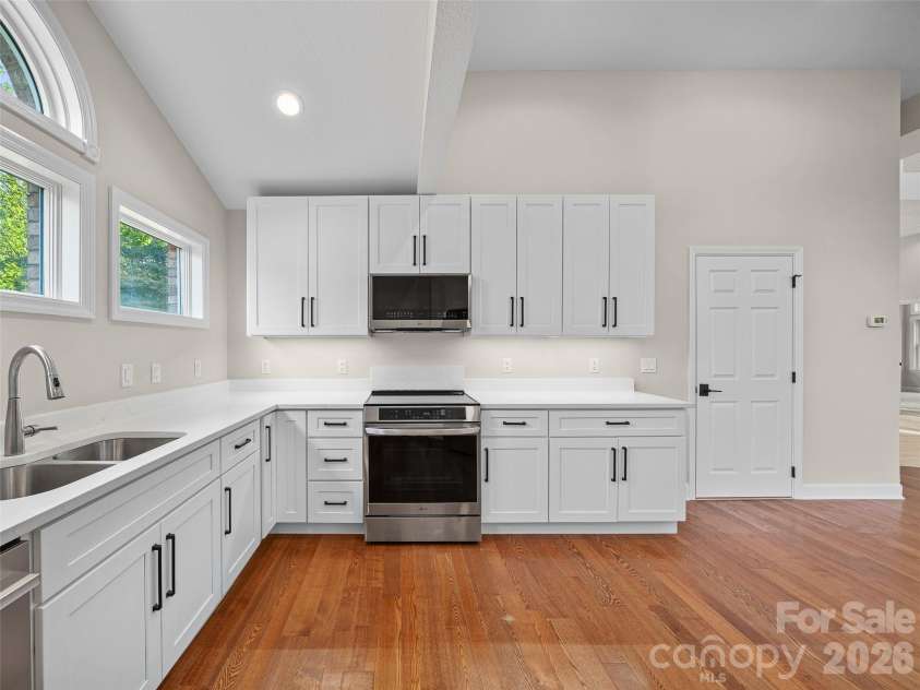18 Carriage Park Way, Hendersonville, NC 28791.  MLS# CAR4430062, YatesRealty ID 55719. 