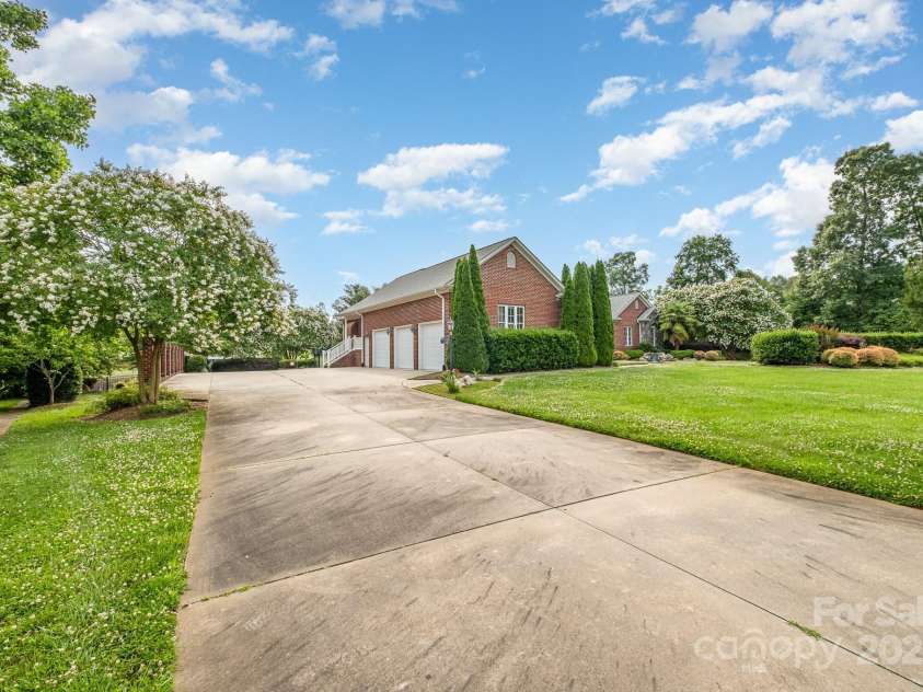 6823 Manatee Drive, Concord, NC 28025.  MLS# CAR4267716, YatesRealty ID 5572. 