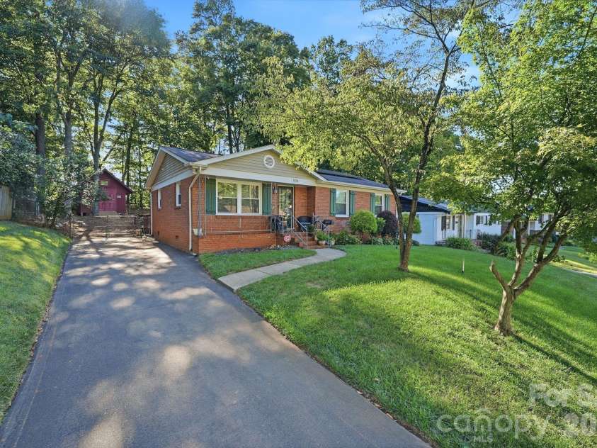 1524 Lanewood Place, Charlotte, NC 28208.  MLS# CAR4429696, YatesRealty ID 55721. 