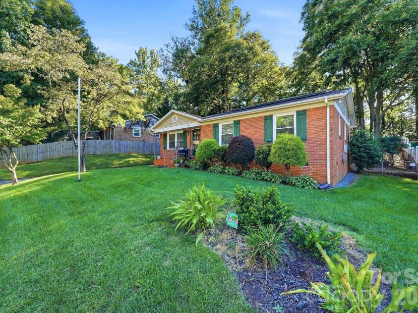 1524 Lanewood Place, Charlotte, NC 28208.  MLS# CAR4429696, YatesRealty ID 55721. 