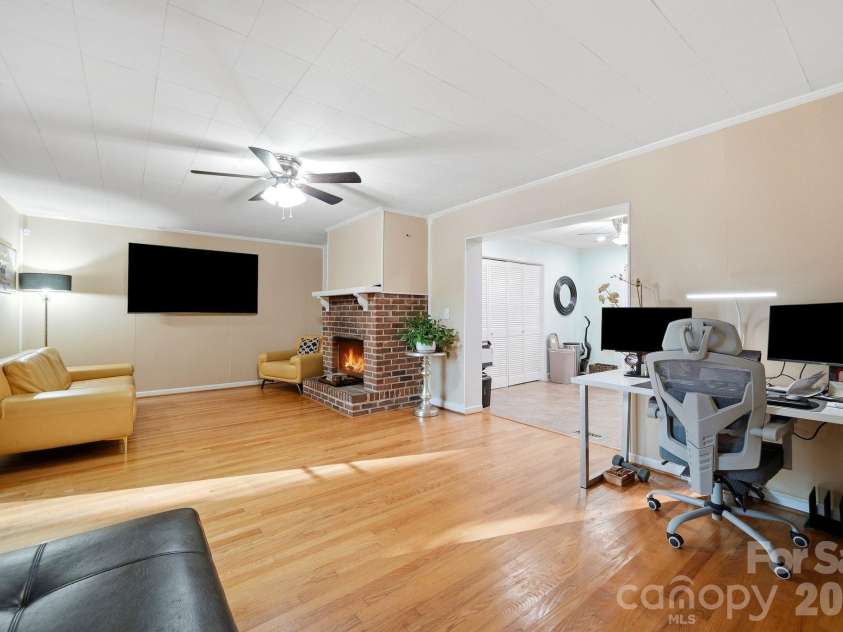 1524 Lanewood Place, Charlotte, NC 28208.  MLS# CAR4429696, YatesRealty ID 55721. 