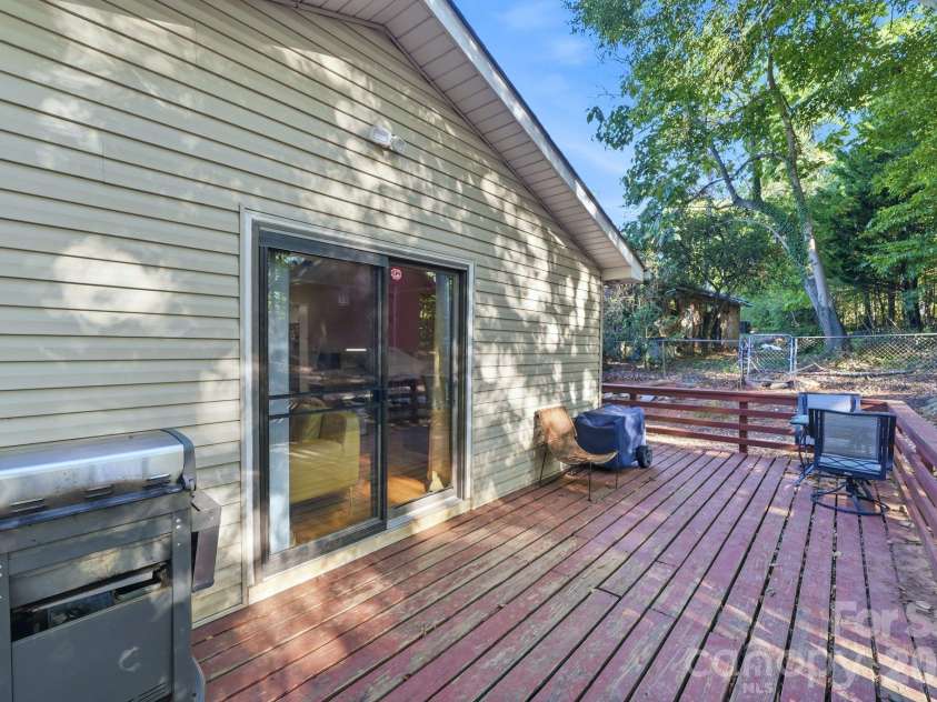 1524 Lanewood Place, Charlotte, NC 28208.  MLS# CAR4429696, YatesRealty ID 55721. 