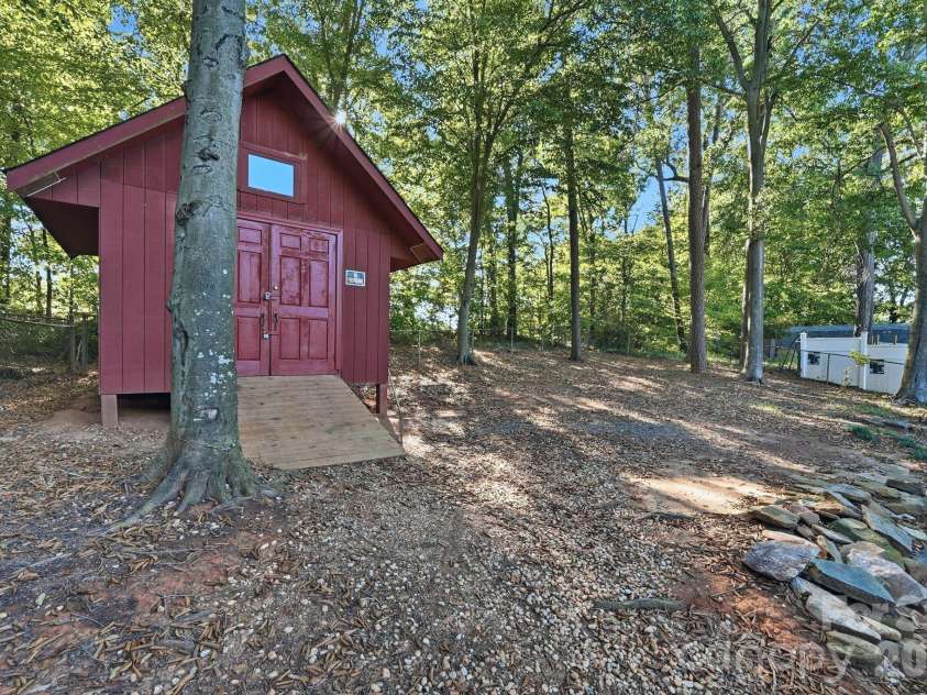 1524 Lanewood Place, Charlotte, NC 28208.  MLS# CAR4429696, YatesRealty ID 55721. 