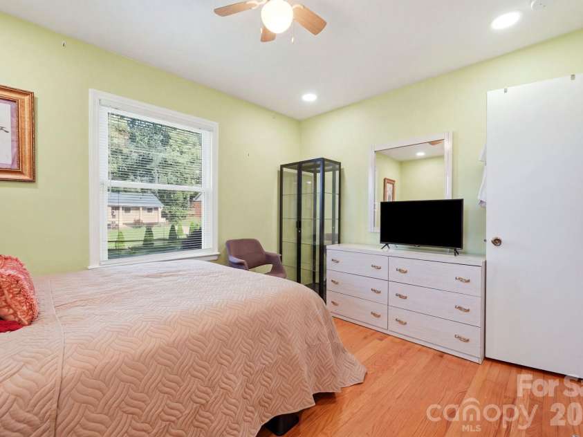 1524 Lanewood Place, Charlotte, NC 28208.  MLS# CAR4429696, YatesRealty ID 55721. 