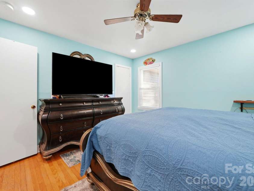1524 Lanewood Place, Charlotte, NC 28208.  MLS# CAR4429696, YatesRealty ID 55721. 