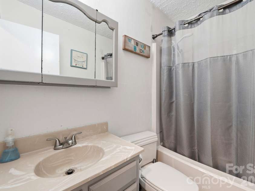 1524 Lanewood Place, Charlotte, NC 28208.  MLS# CAR4429696, YatesRealty ID 55721. Full Bathroom Located In Hallway