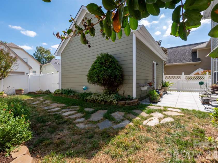 3004 Ivy Brook Place, Matthews, NC 28104.  MLS# CAR4429599, YatesRealty ID 55724. 