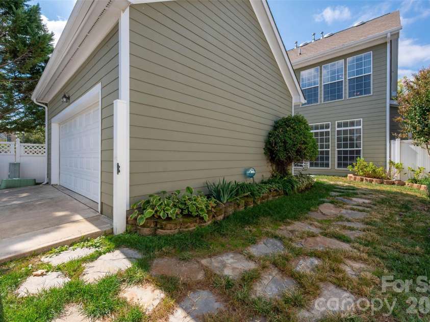 3004 Ivy Brook Place, Matthews, NC 28104.  MLS# CAR4429599, YatesRealty ID 55724. 