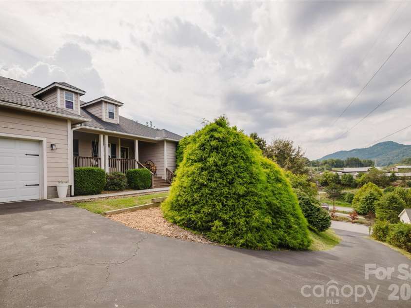 91 Crestview Street, Canton, NC 28716.  MLS# CAR4429307, YatesRealty ID 55727. Driveway