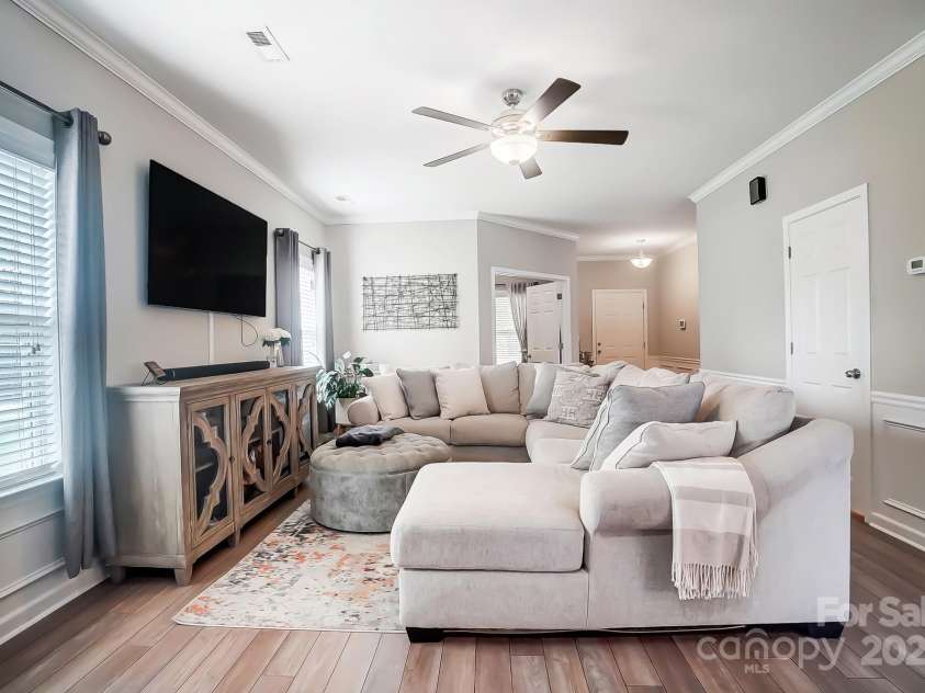 9704 Cayenne Drive, Charlotte, NC 28214.  MLS# CAR4241987, YatesRealty ID 5573. 