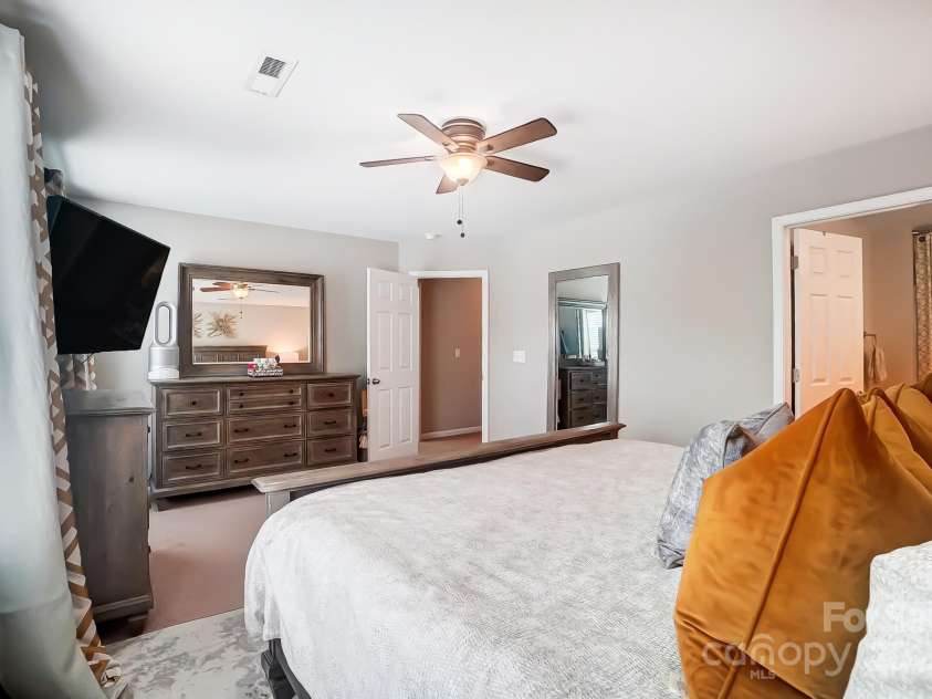 9704 Cayenne Drive, Charlotte, NC 28214.  MLS# CAR4241987, YatesRealty ID 5573. 