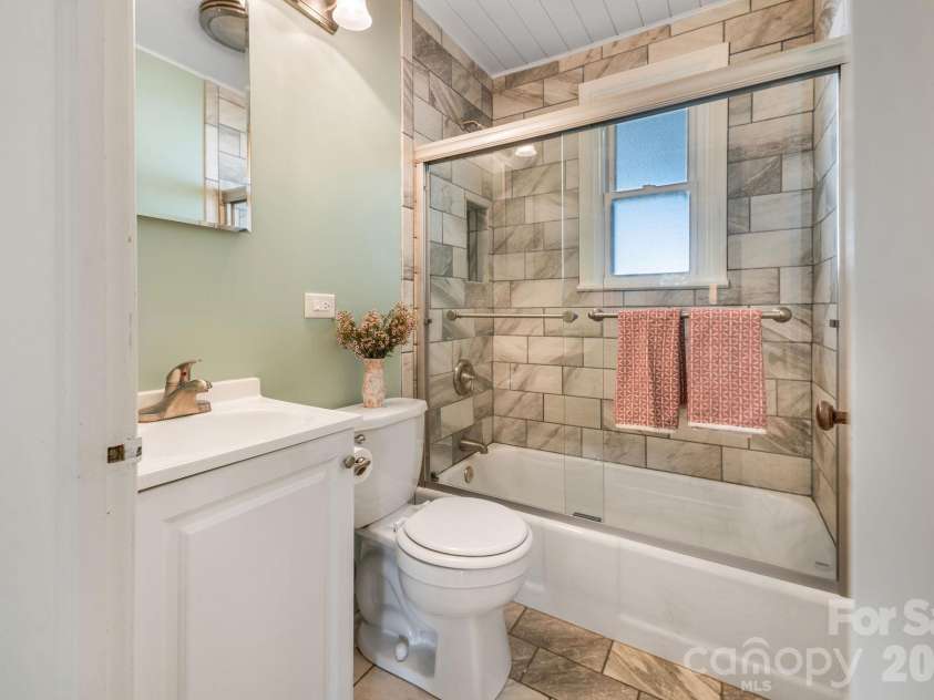 72 Fairfax Avenue, Asheville, NC 28806.  MLS# CAR4428977, YatesRealty ID 55732. Bathroom