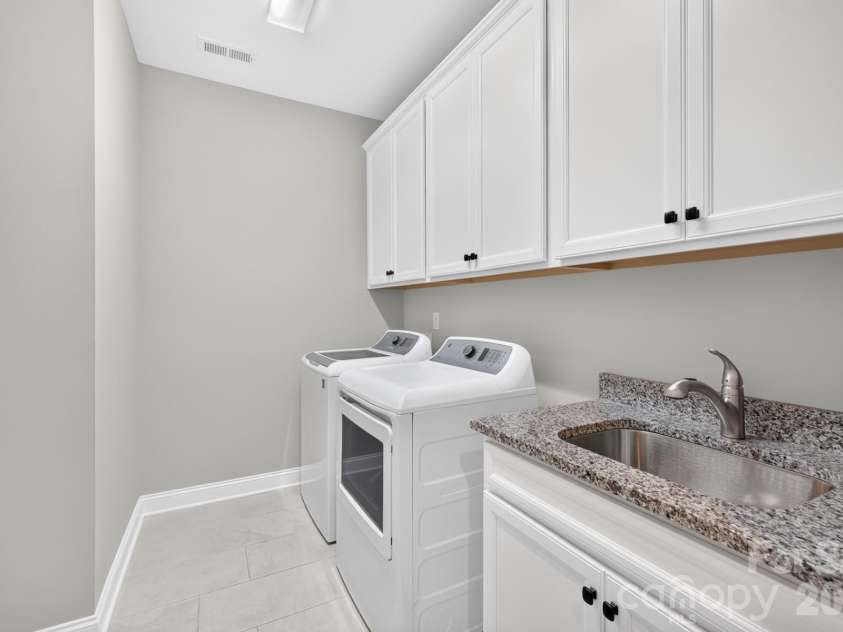10537 Black Locust Lane, Charlotte, NC 28215.  MLS# CAR4424736, YatesRealty ID 55742. 