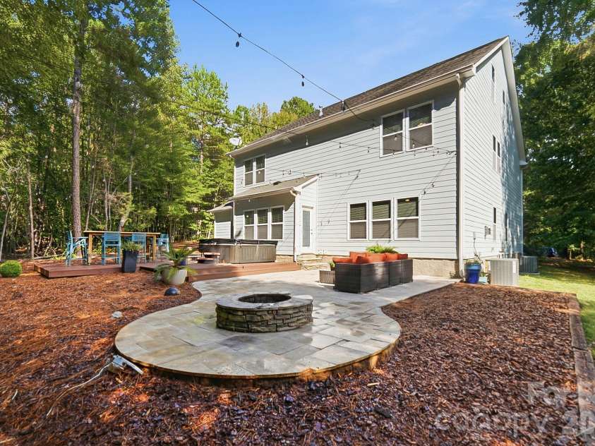 5409 Cotton Top Court, Waxhaw, NC 28173.  MLS# CAR4432664, YatesRealty ID 55748. Outdoor firepit