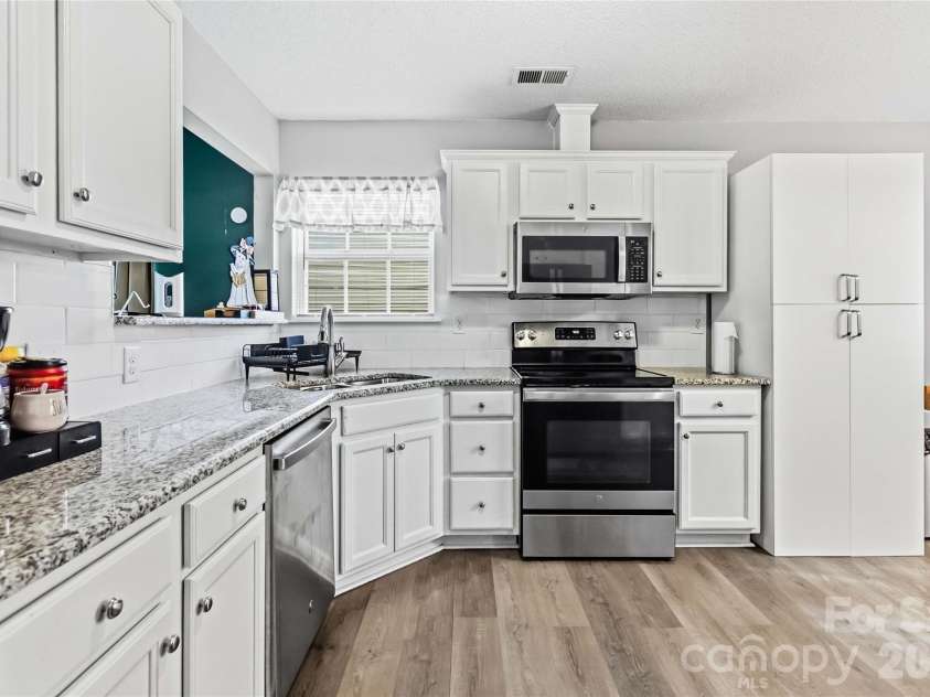 4226 Red Shed Lane, Charlotte, NC 28269.  MLS# CAR4433091, YatesRealty ID 55760. 