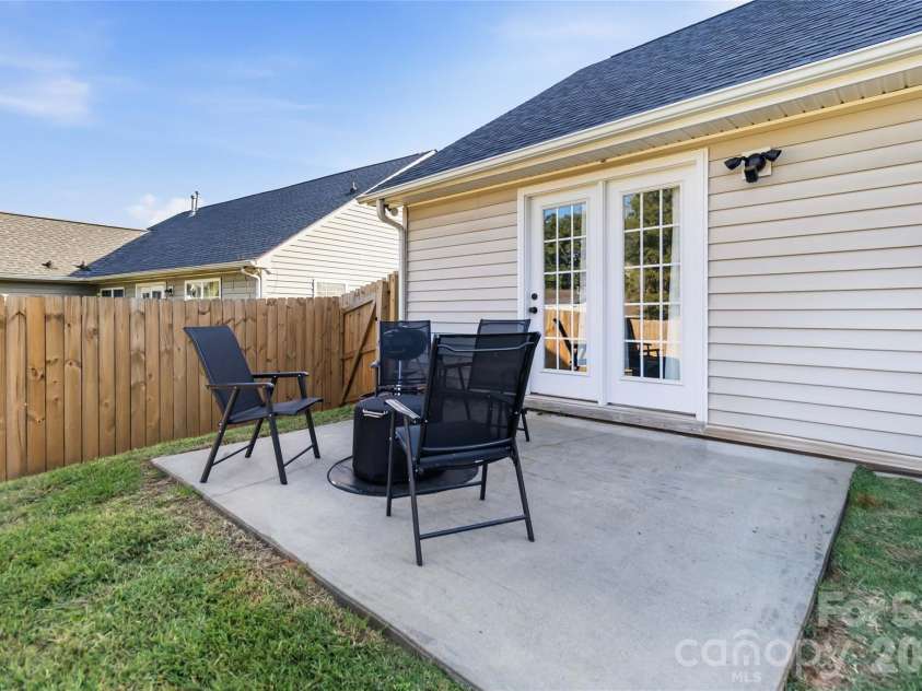 4226 Red Shed Lane, Charlotte, NC 28269.  MLS# CAR4433091, YatesRealty ID 55760. 