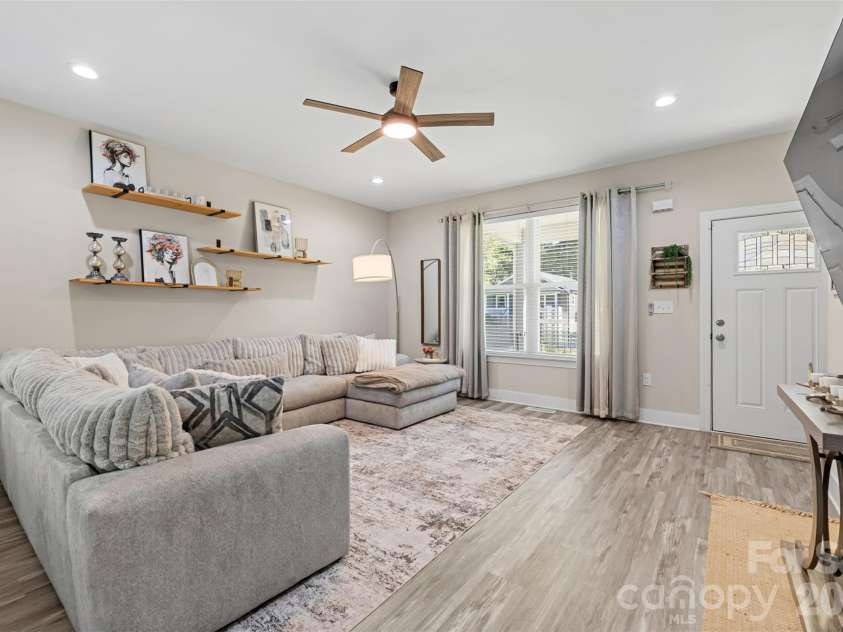 3425 Mable Hubbard Drive, Charlotte, NC 28208.  MLS# CAR4430976, YatesRealty ID 55762. 