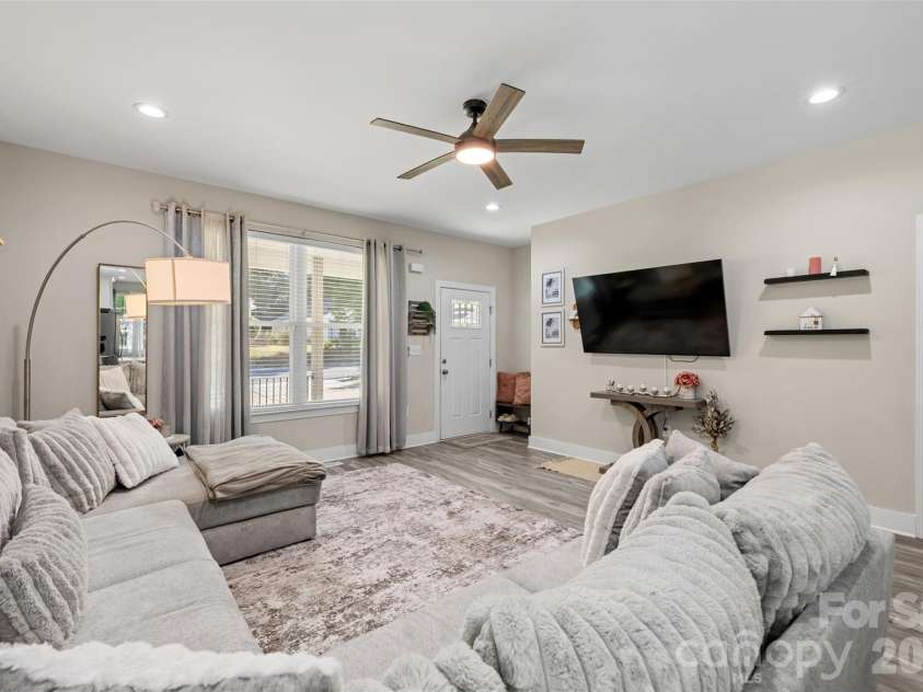 3425 Mable Hubbard Drive, Charlotte, NC 28208.  MLS# CAR4430976, YatesRealty ID 55762. 
