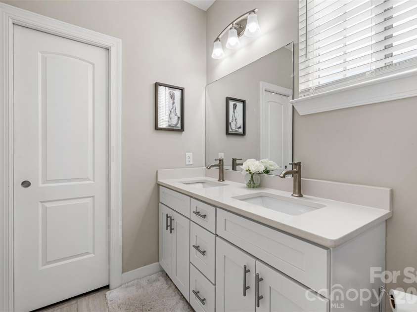3425 Mable Hubbard Drive, Charlotte, NC 28208.  MLS# CAR4430976, YatesRealty ID 55762. 