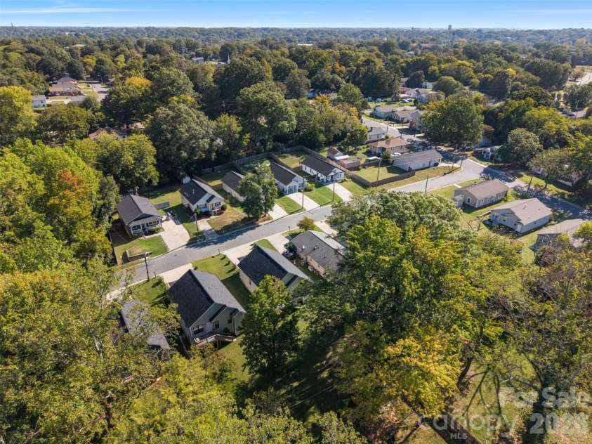 3425 Mable Hubbard Drive, Charlotte, NC 28208.  MLS# CAR4430976, YatesRealty ID 55762. 