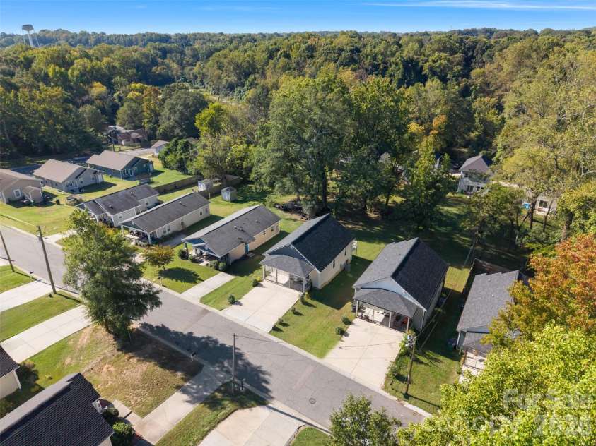3425 Mable Hubbard Drive, Charlotte, NC 28208.  MLS# CAR4430976, YatesRealty ID 55762. 